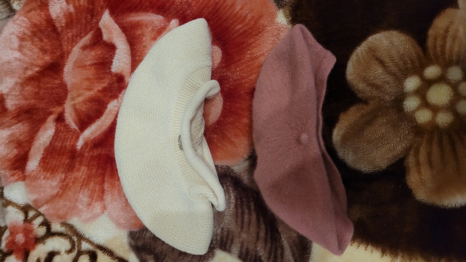 Lot de 2 bérets d'hiver (Blanc cassé & Vieux rose), Vêtements | Femmes, Enlèvement