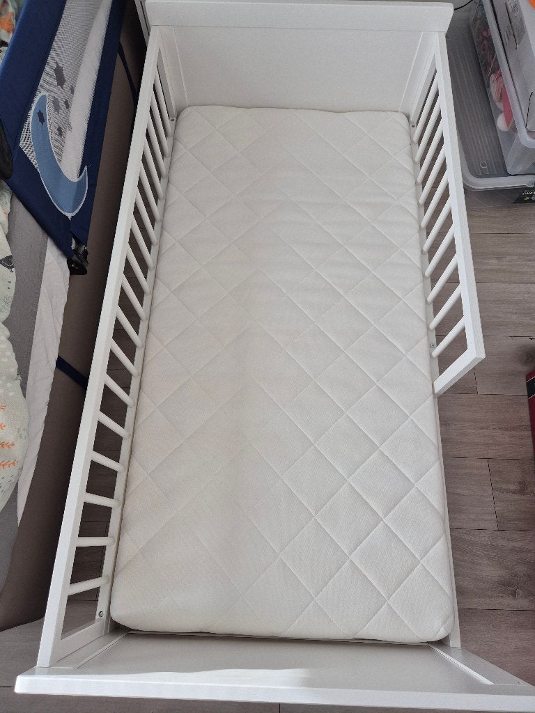 Peuterbed Petit Amelie 140*70 + bijhorend nachtkastje, Kinderen en Baby's, Ophalen, Gebruikt, 70 tot 85 cm, 140 tot 160 cm