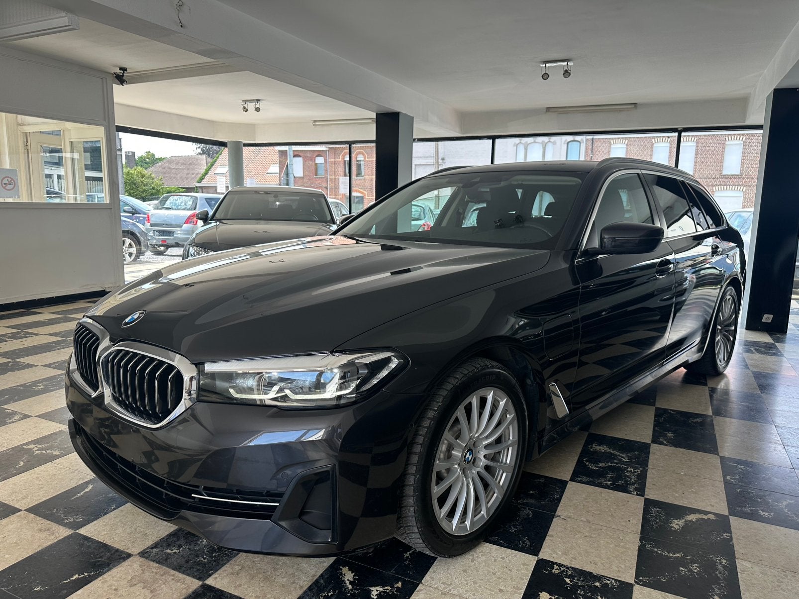 sur les véhicules hybrides rechargeables BMW 530 eA, Cuir, Entreprise, Noir, 5 portes