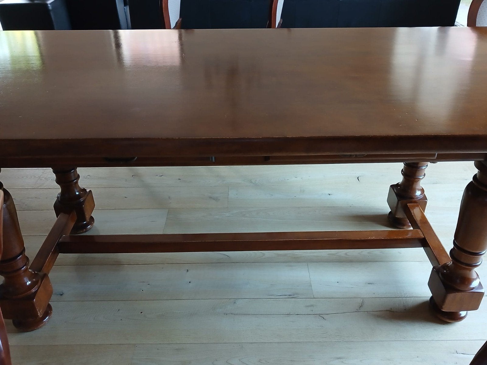 Prachtige klassieke eettafel in warme notelaar, Ophalen of Verzenden