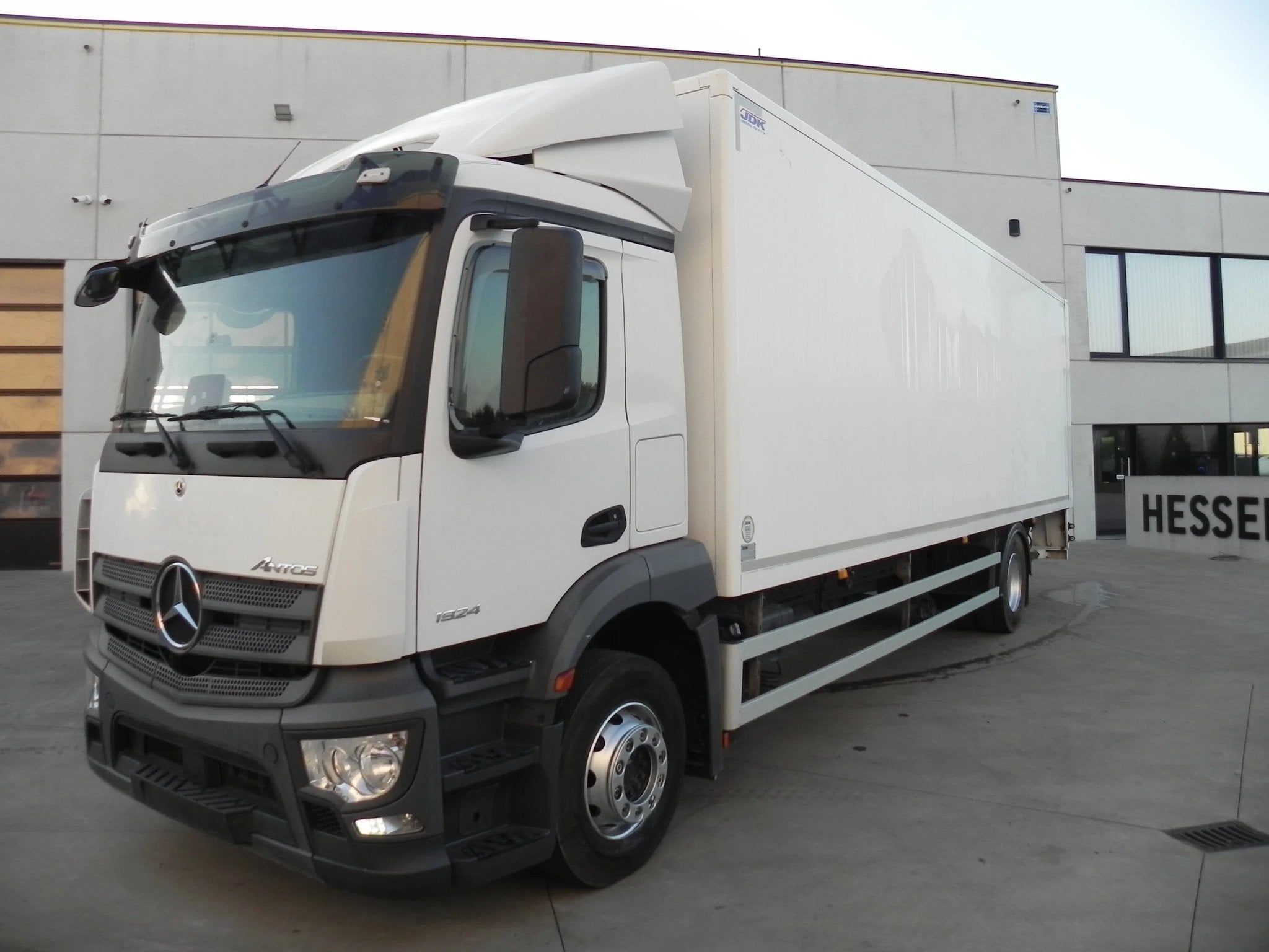 Mercedes-Benz Antos 1824 met geisoleerde kast en 2 ton laadk, Automaat, Euro 6, 326 pk, Wit
