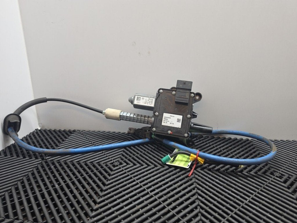 MOTEUR DE FREIN A MAIN ELECTRIQUE Peugeot 5008 I (0A / 0E), Kontakt-peugeot@peugeot.com, Utilisé, Peugeot Deutschland GmbH, Bahnhofsplatz
65423  Rüsselsheim, DE