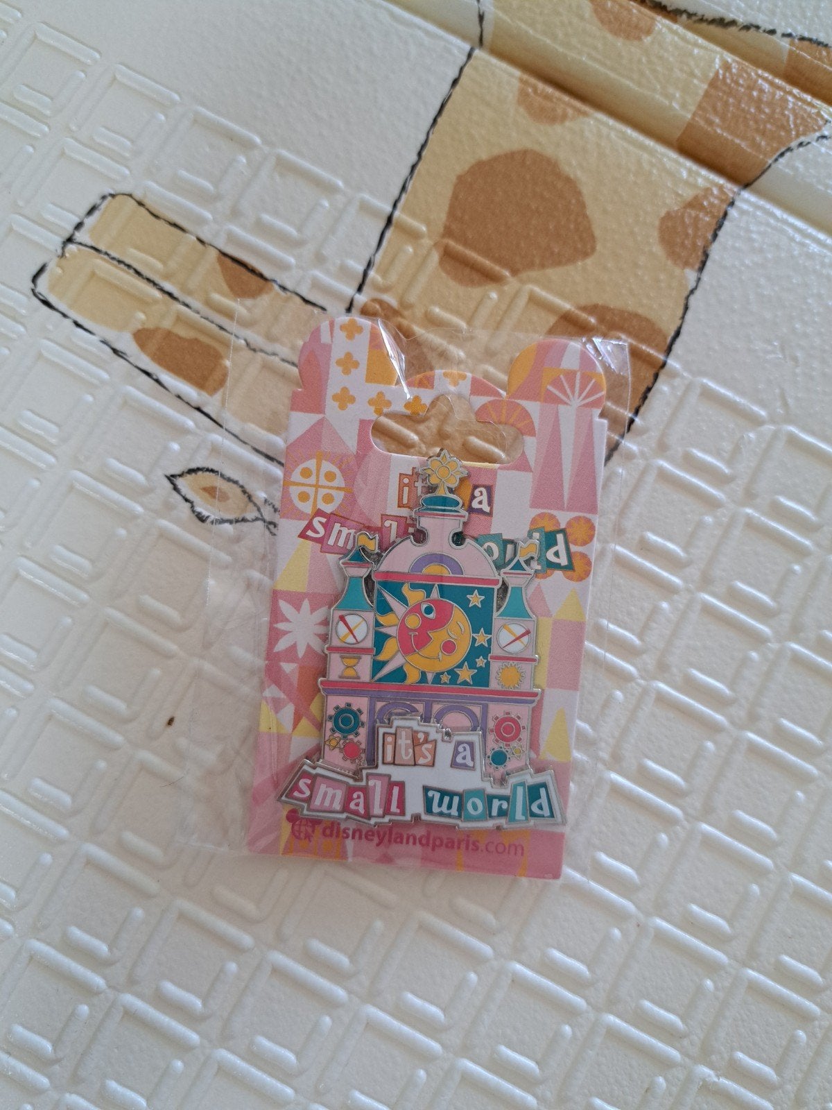 Pin s a small world, Collections