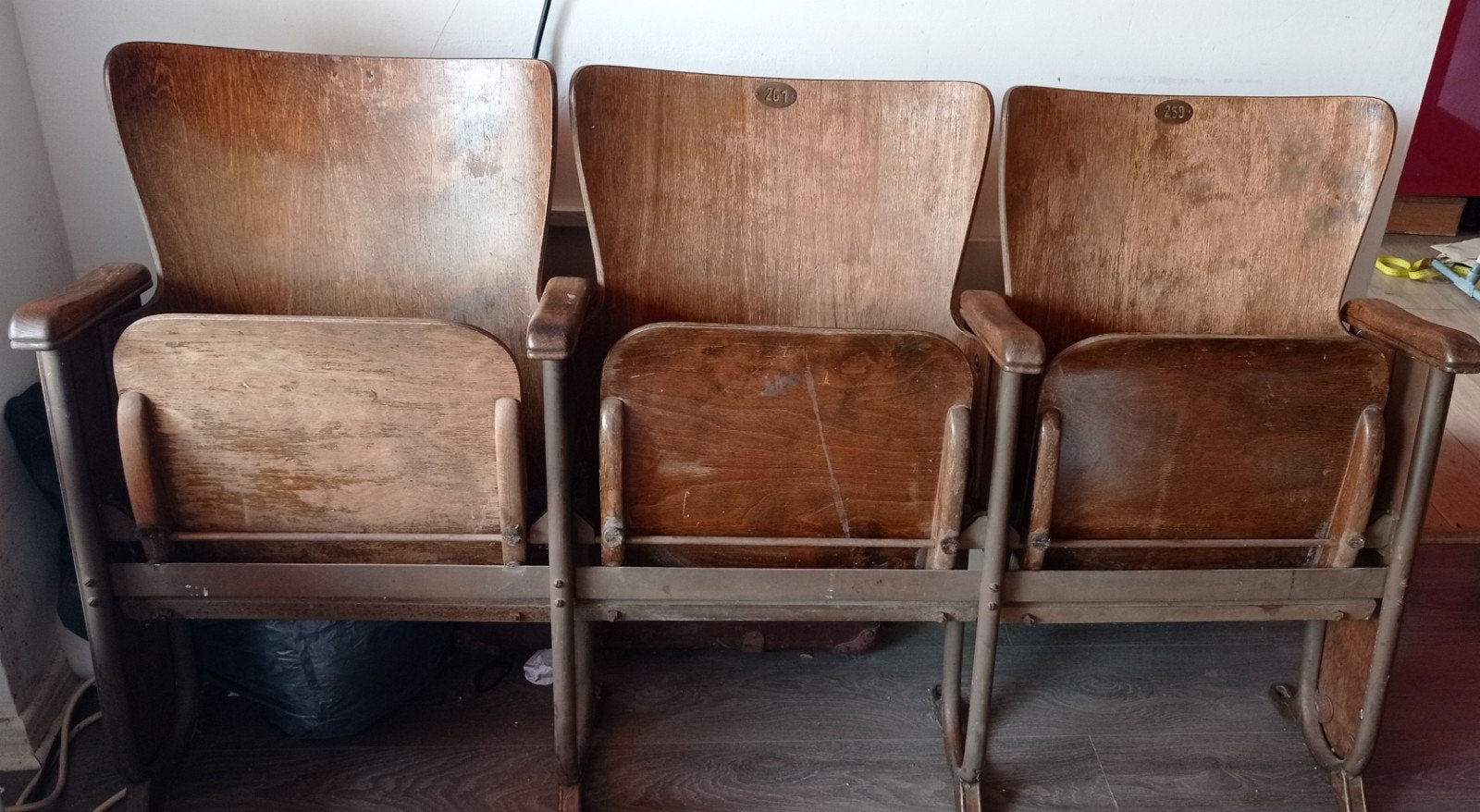 Strapontin en bois /chaises de cinéma 3 places, Enlèvement