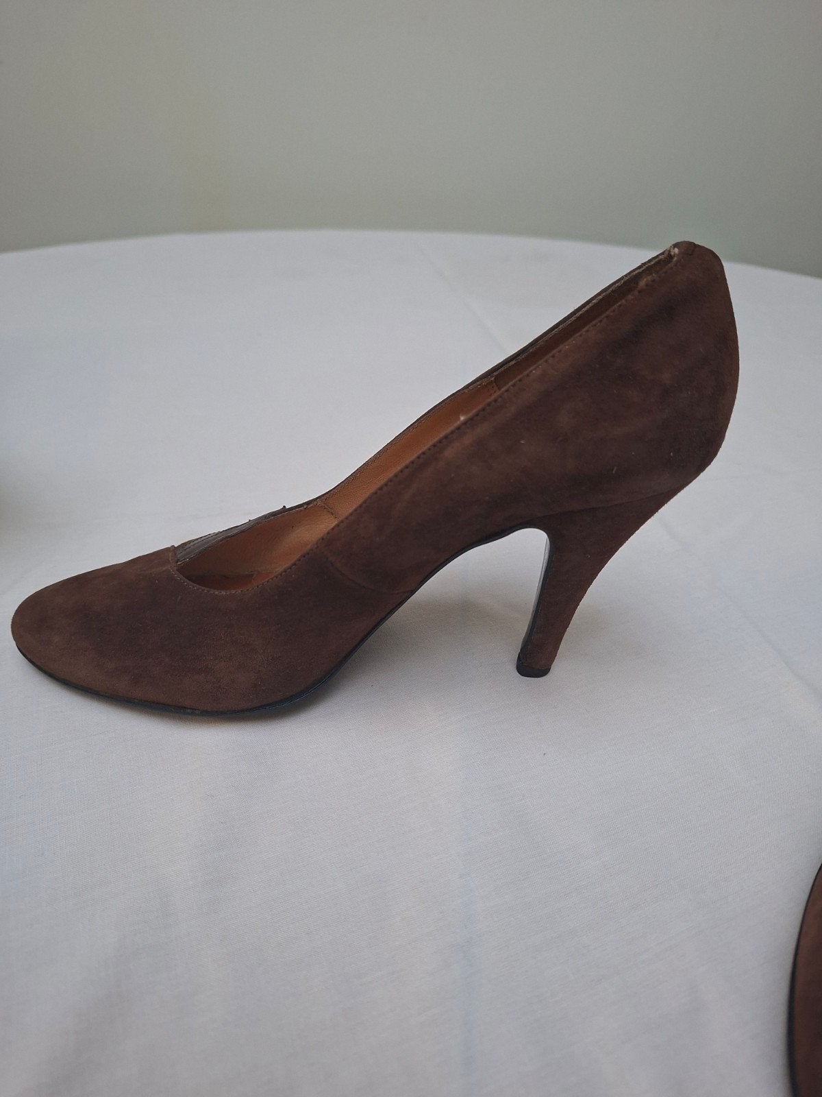 Originele jaren 60 bruine suede schoenen maat 37, Kleding | Dames, Bruin, Ophalen of Verzenden, Pierre Chupin, Gedragen