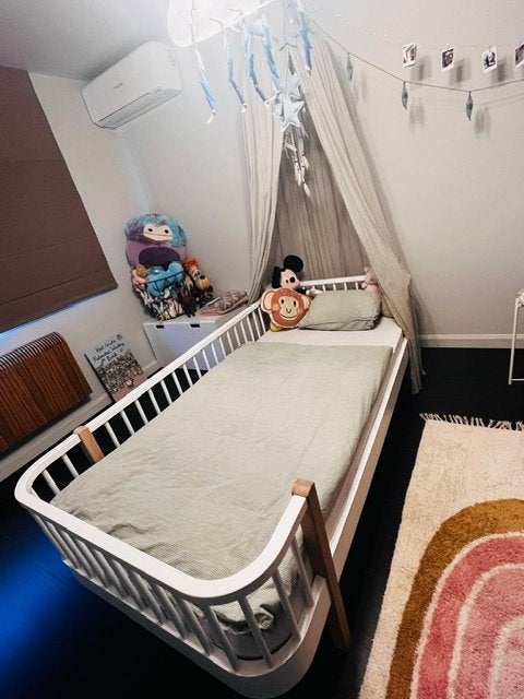 kinderkamer - bed, hemel, commode & tapijt, Ophalen, Eenpersoons, Zo goed als nieuw, Modern