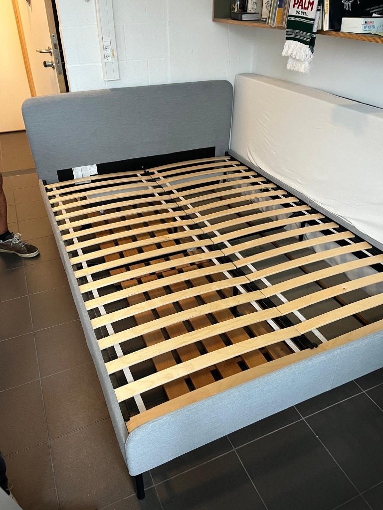 Slattum bed Ikea grijze stof en bijhorende matras, Huis en Inrichting, Slaapkamer | Bedden, Ophalen, 140 cm, Zo goed als nieuw