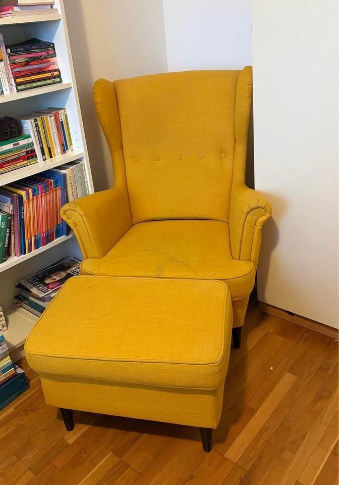 IKEA Strandmon oorfauteuil met voetenbank, Skiftebo geel, Ophalen, Kunststof, Gebruikt, 75 tot 100 cm