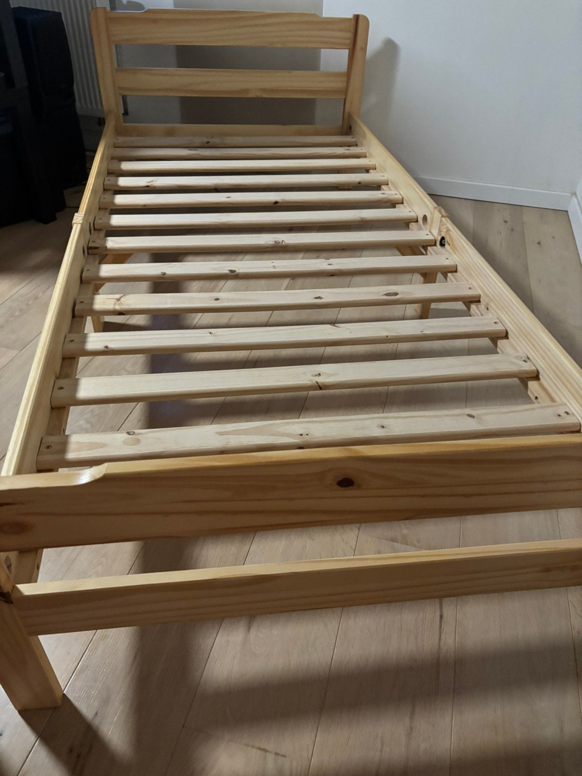Eenpersoons grenen bed compleet met verstelbare lattenbodem, Huis en Inrichting, Ophalen, 90 cm, Eenpersoons, Zo goed als nieuw
