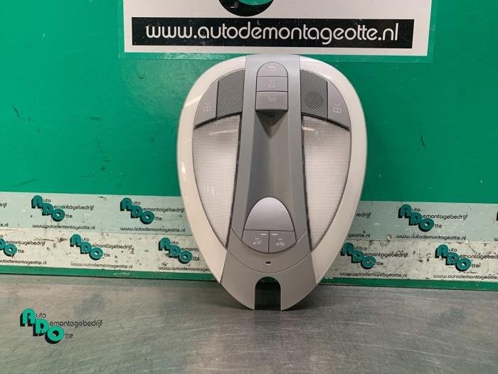 Eclairage intérieur avant d'un Mercedes E-Klasse (E-Klasse, 3 mois de garantie, Utilisé, -, -