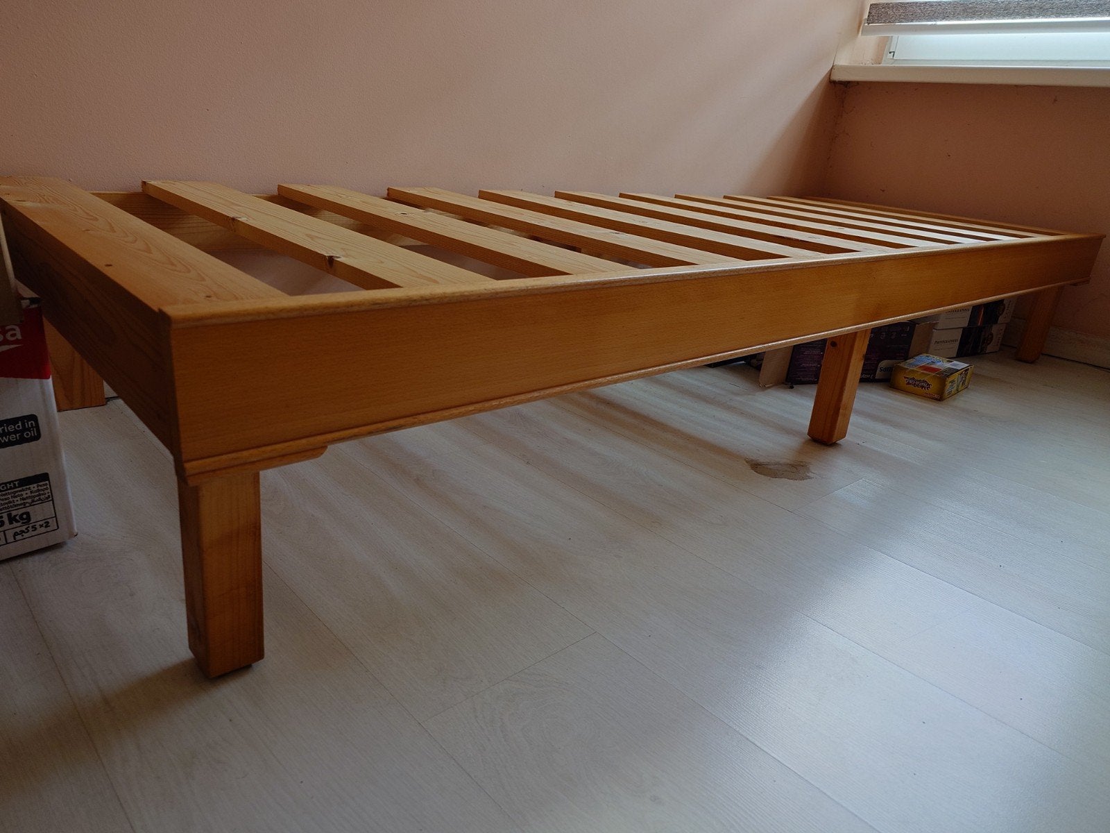 EENPERSOONS BED EN HOUTEN FRAME, Ophalen, 90 cm, Eenpersoons, Meerkleurig
