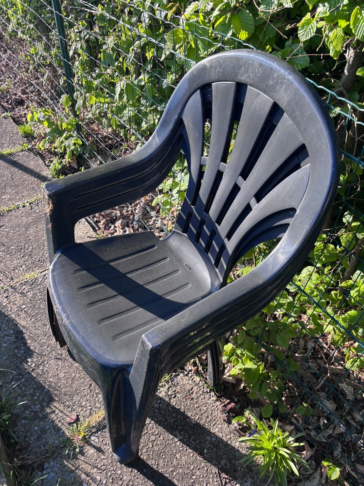 3 chaises de jardin bleues, Jardin & Terrasse, Chaises de jardin, Enlèvement, Utilisé, Plastique, Empilable