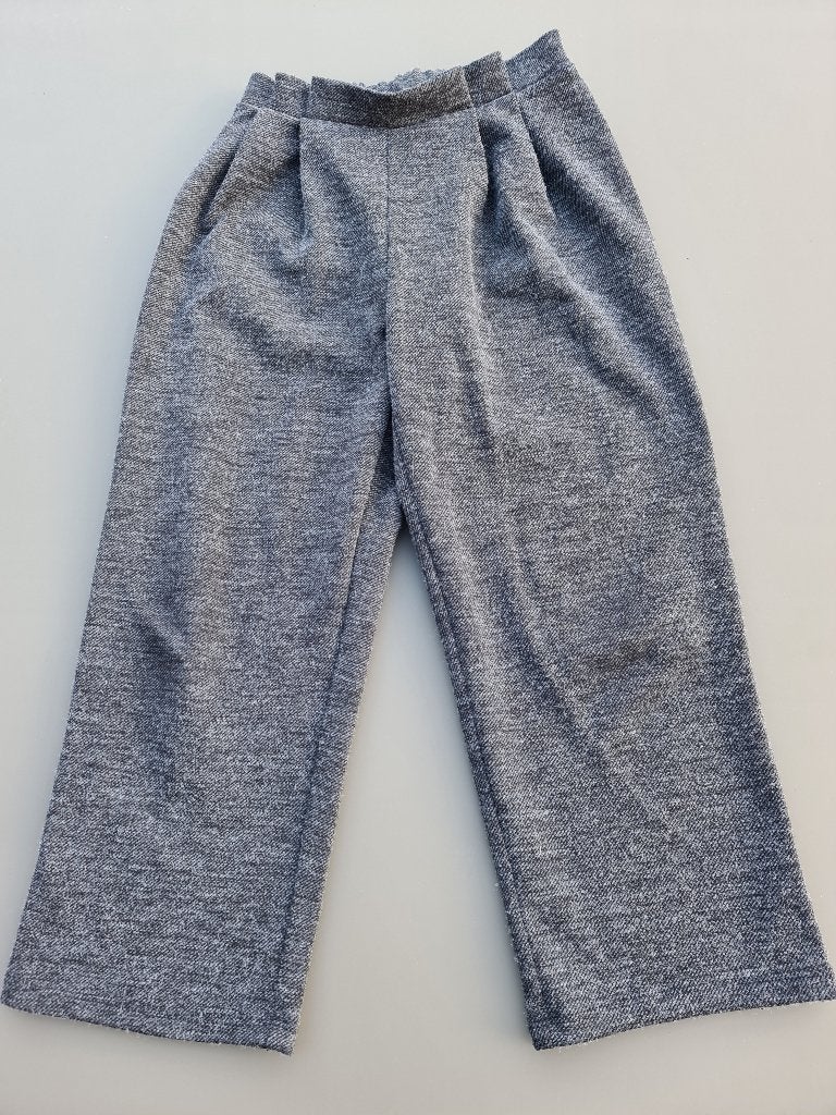 donker grijze broek, CA, 128, Enfants & Bébés, Paquets de vêtements pour enfants, Enlèvement, Comme neuf