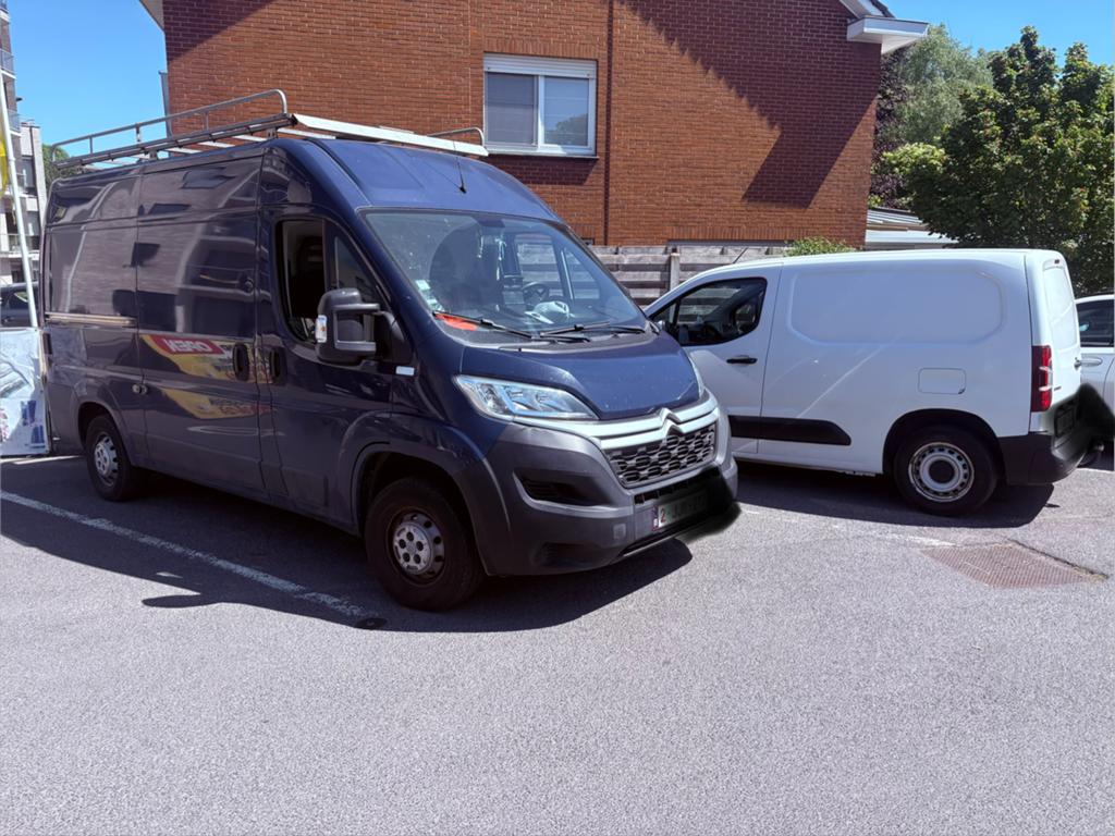 Verhuizen 2 camionette beschekbaar, Articles professionnels, Stock & Retail | Franchise, Revente & Distribution, Enlèvement ou Envoi