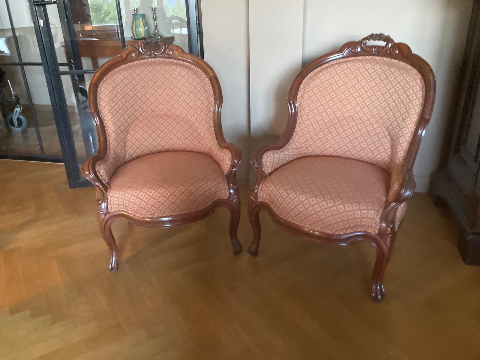une paire de fauteuils anciens de style Napoléon III, Enlèvement