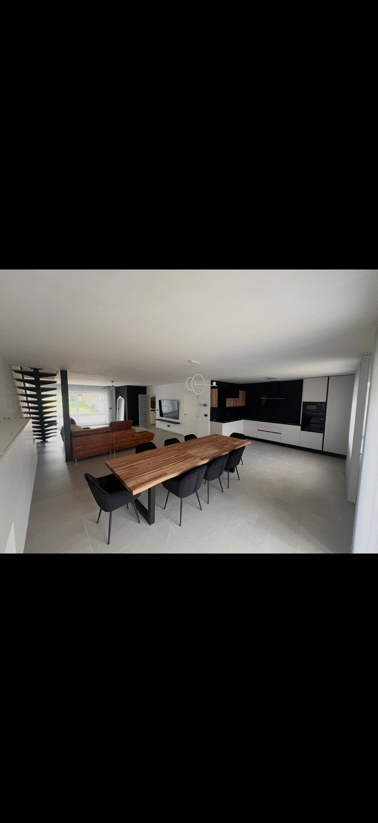 Canapé + table basse + TV samsung 75’ + 8 chaisses + tables, Enlèvement, Comme neuf