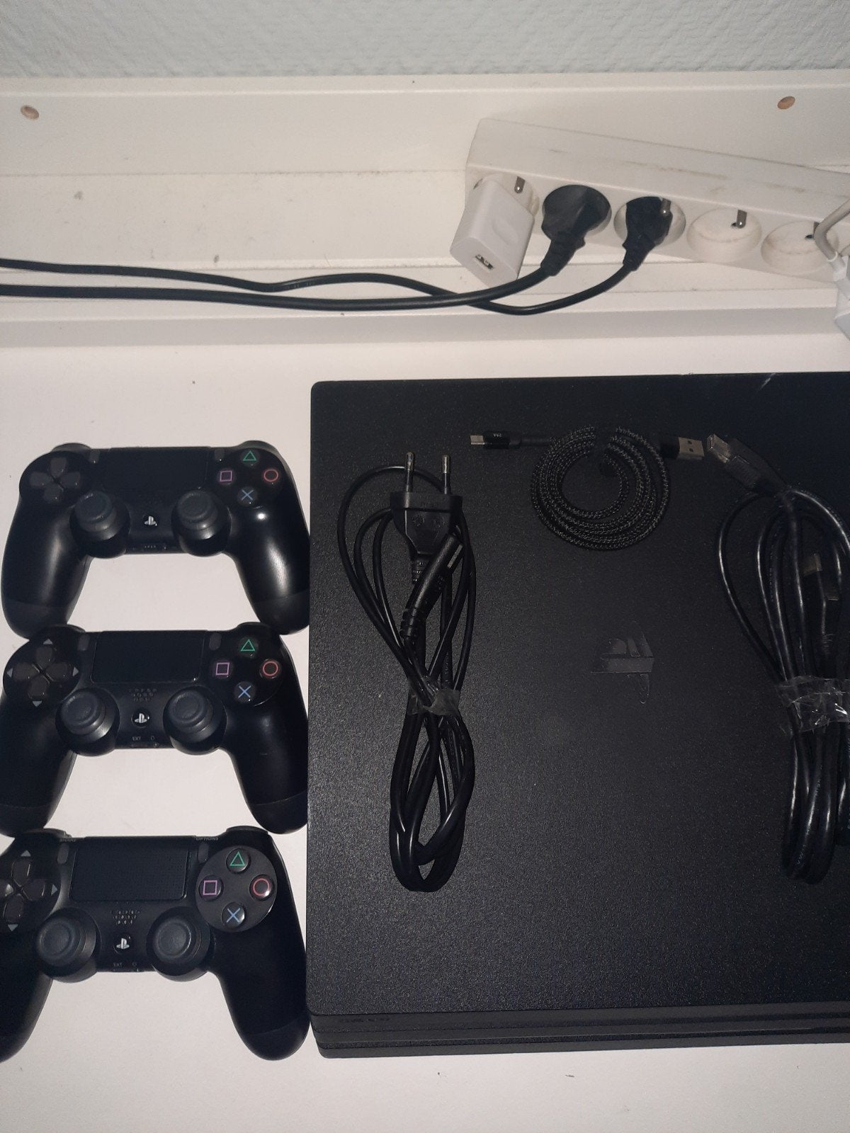 PS4 PRO + 3 manettes, Enlèvement