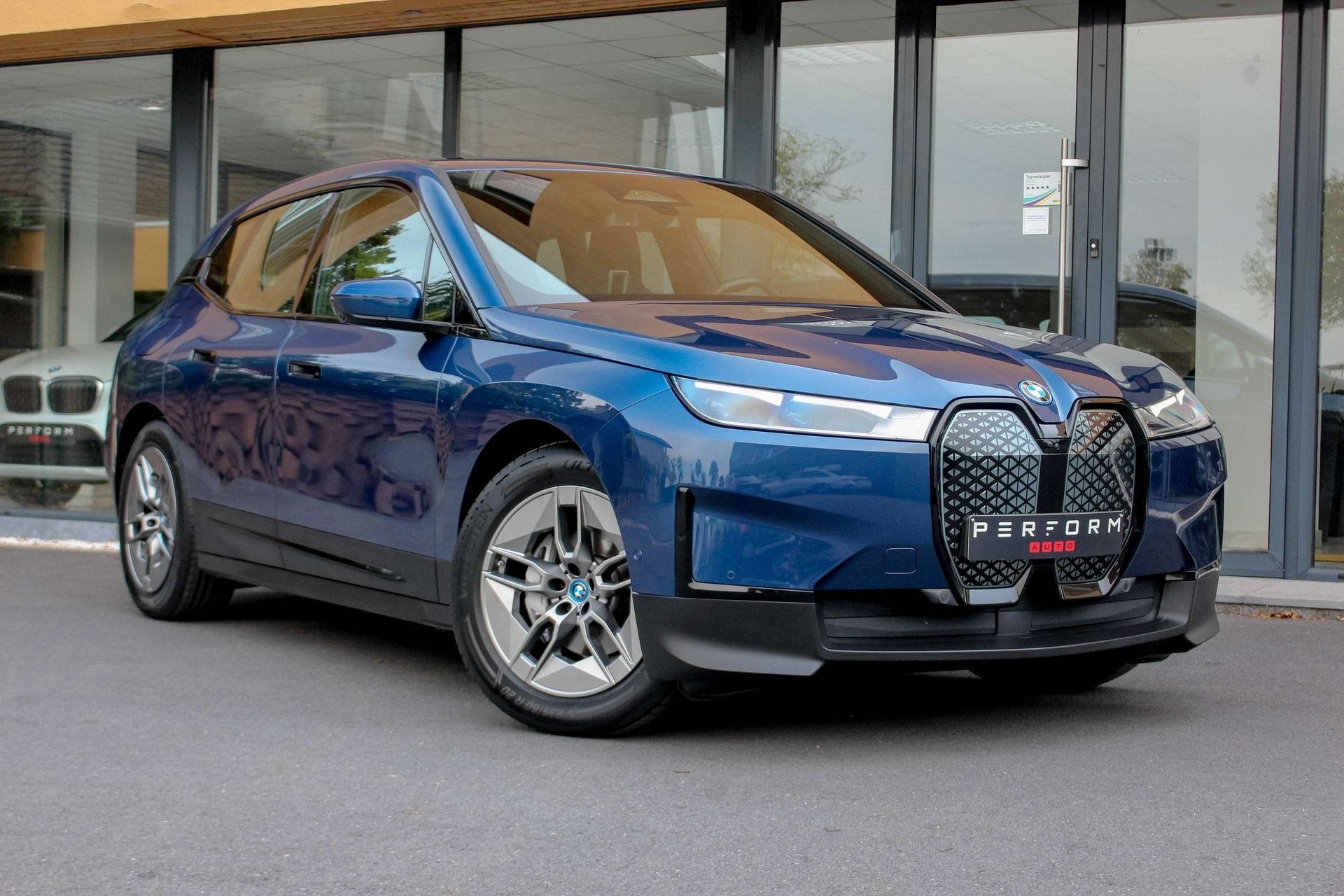 BMW iX *xDrive40*326PK*HARMAN KARDON*TREKHAAK*SOFT CLOSE*, Autos, Achat, Entreprise, Noir, 5 portes