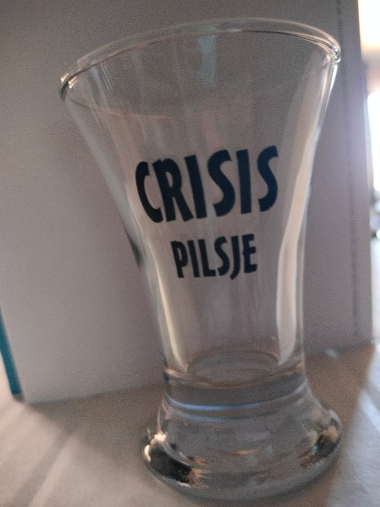 Crisis pilsje - grappig miniatuur glaasje - café - man cave, Ophalen of Verzenden, Zo goed als nieuw, Bierglas