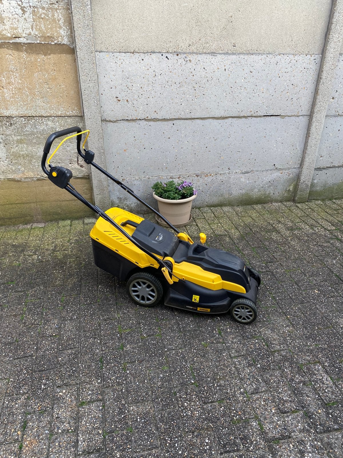 Elektrische grasmaaier / grasmachine in goede staat, Tuin en Terras, Grasmaaiers, Ophalen, Zo goed als nieuw, Elektrische grasmaaier