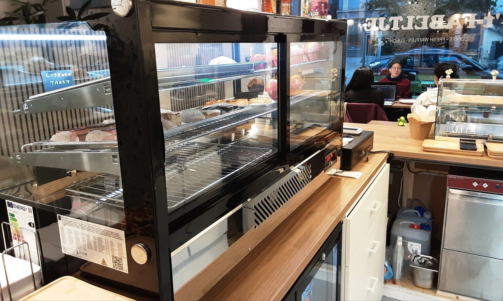 gebak vitrine, Ophalen