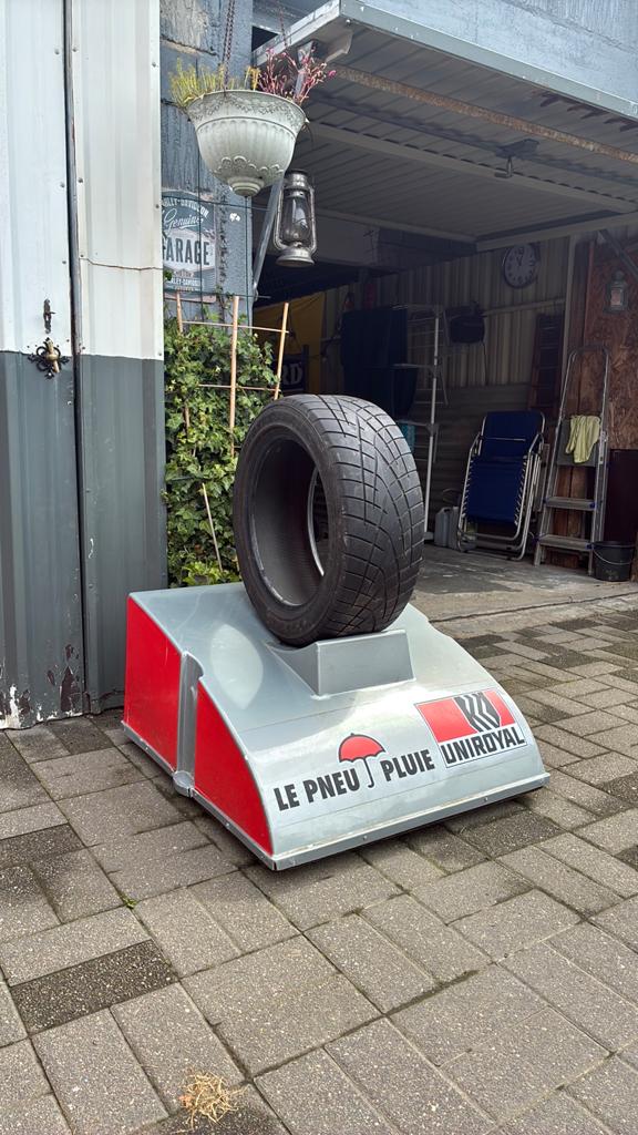 Showroom bandendisplay op wieltjes, Ophalen, Gebruikt