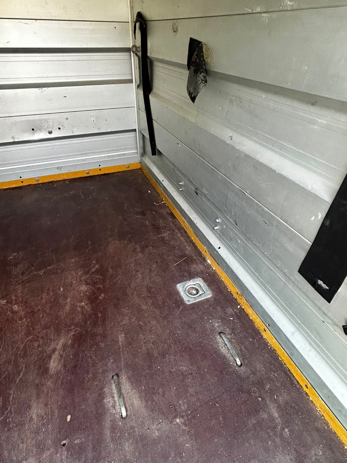 Aanhangwagen wit. Gesloten met slot, Ophalen