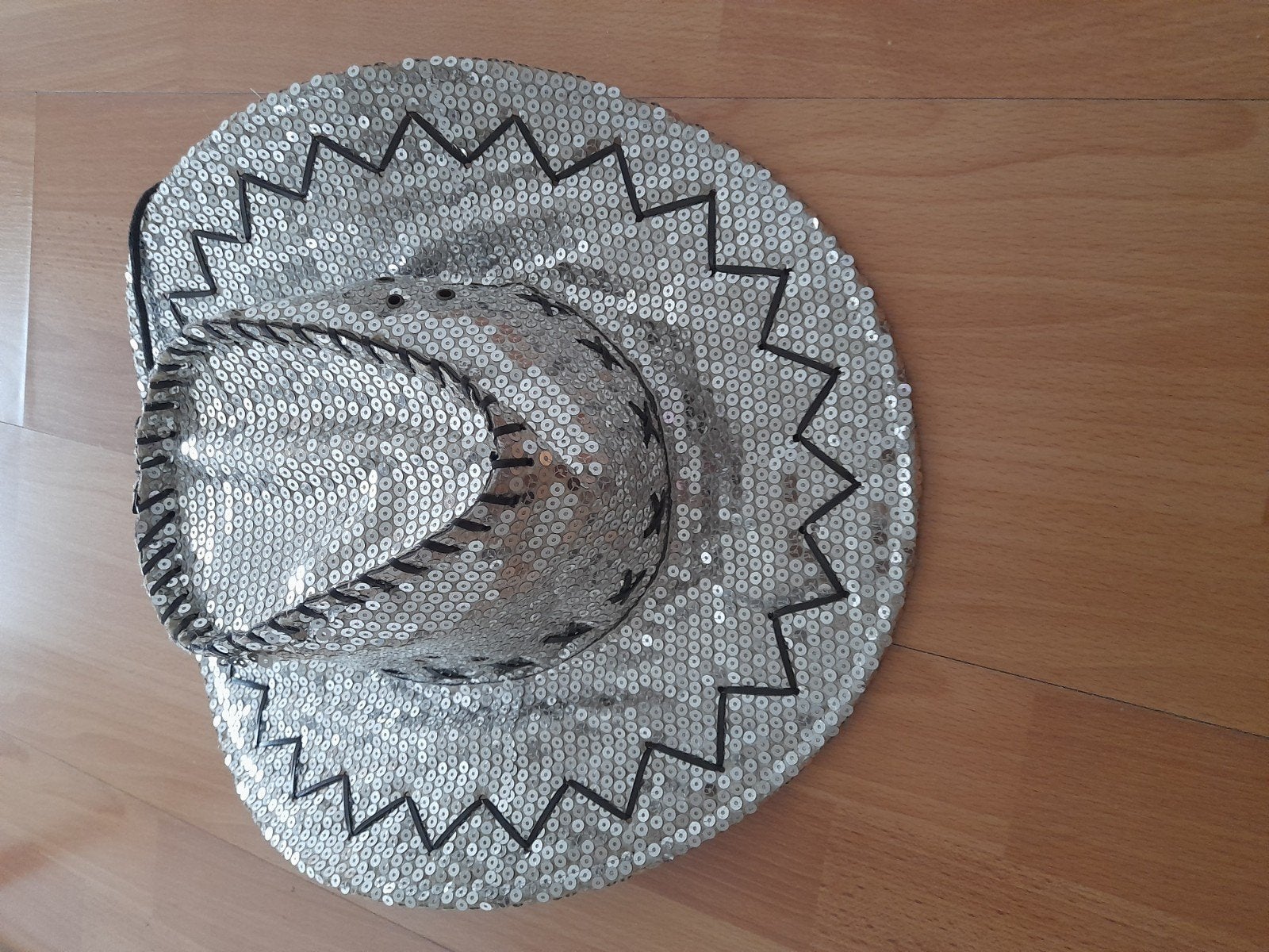chapeau de cowboy à paillettes, Enlèvement