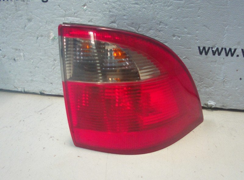 FEU ARRIÈRE DROIT Saab 9-5 Estate (YS3E) (5142260), Saab-de-info@saabgroup.com, Marienbergstraße  96
90411  Nürnberg, DE, Utilisé