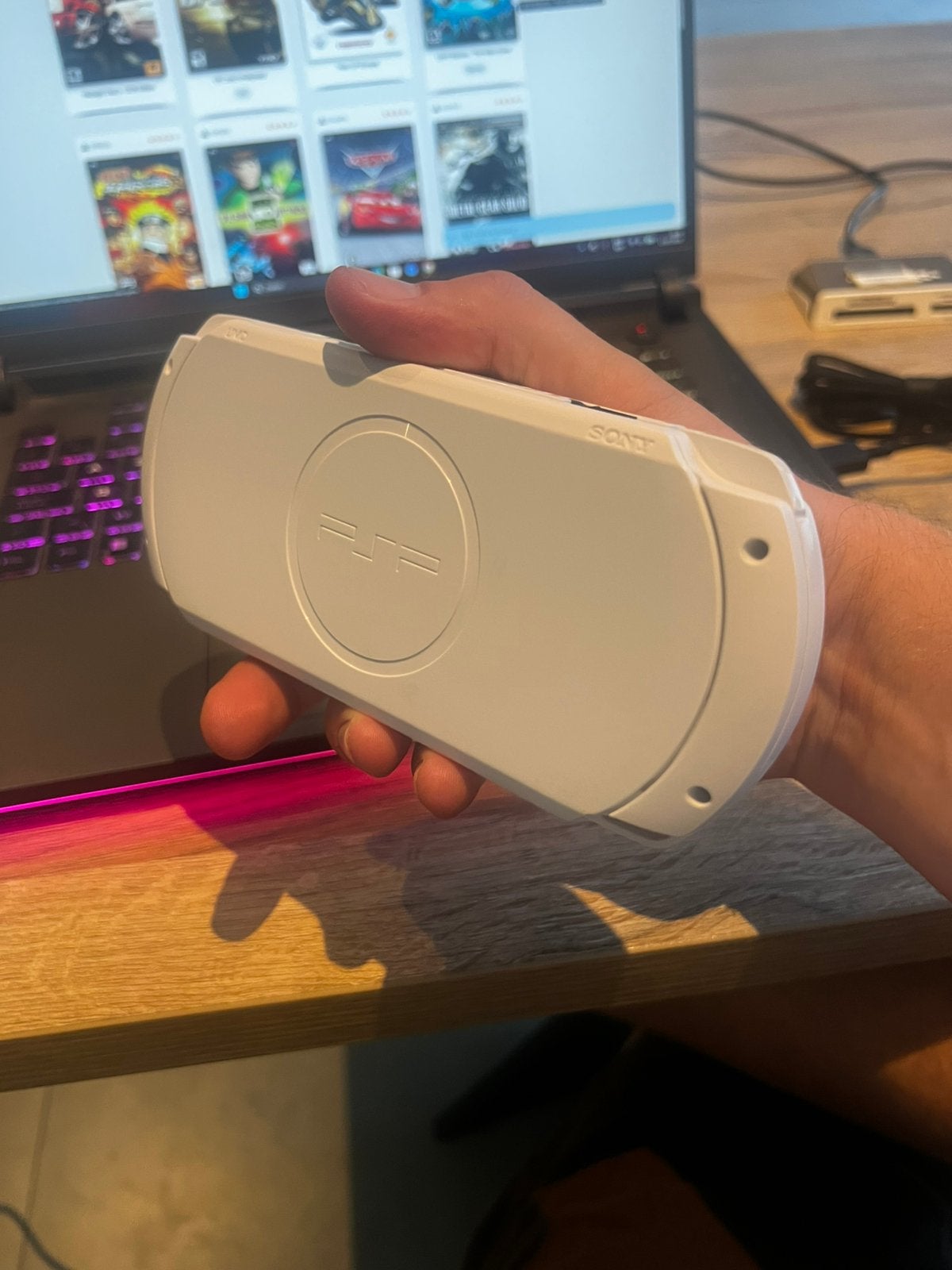 Psp E1004 met case en sd kaart, Games en Spelcomputers, Spelcomputers | Sony PSP, Ophalen of Verzenden, Zo goed als nieuw, PSP