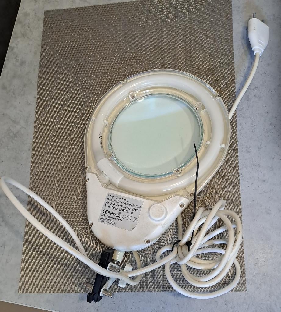 Lampe d'atelier, Enlèvement, Loupe