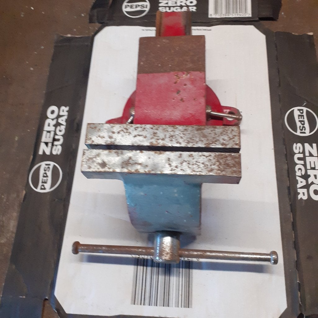 Étau pivotant. Largeur du bassin 12,5 cm., Enlèvement, Comme neuf