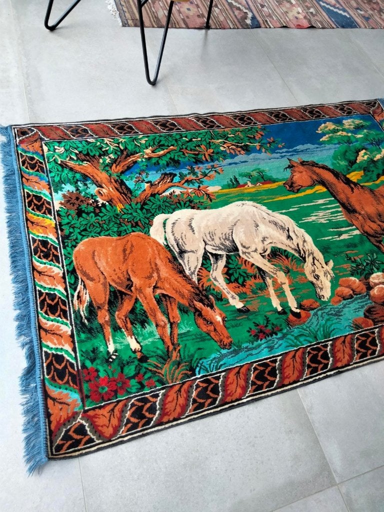 1970s vintage groot dun vloerkleed paarden horses 183x117cm, Verzamelen, Ophalen of Verzenden, Huis en Inrichting