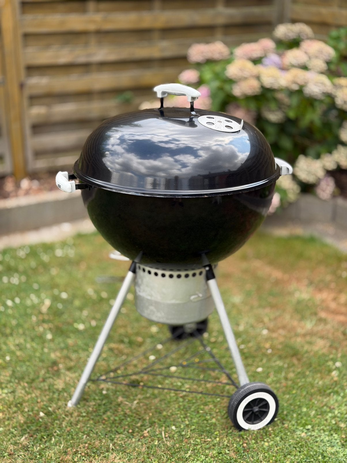 Barbecue à charbon WEBER - 57 cm de diamètre, Jardin & Terrasse, Barbecues au charbon de bois, Utilisé, Avec accessoires, Enlèvement