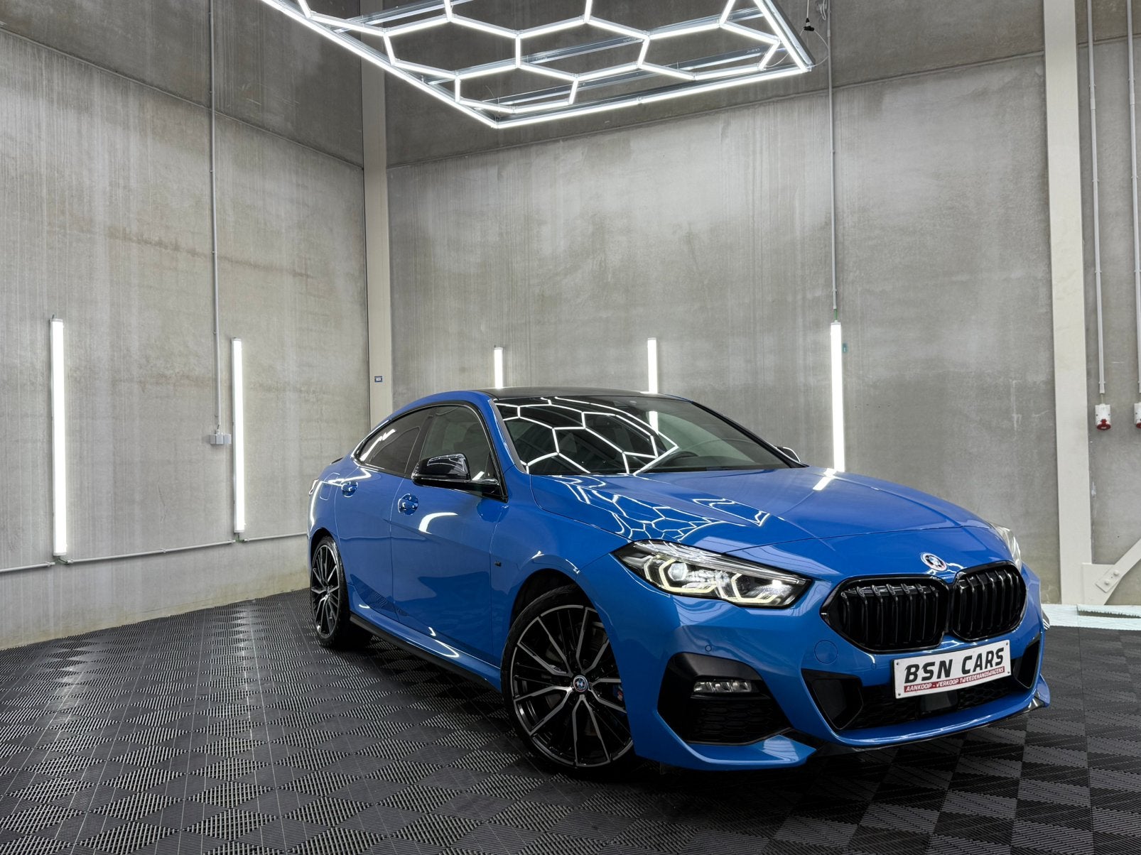 BMW 218i/50YEARS EDITION MPACK/CAMERA/CARPLAY/MEMORY/GARANTI, Auto's, Blauw, Leder en Stof, 5 zetels, BMW Premium Selection