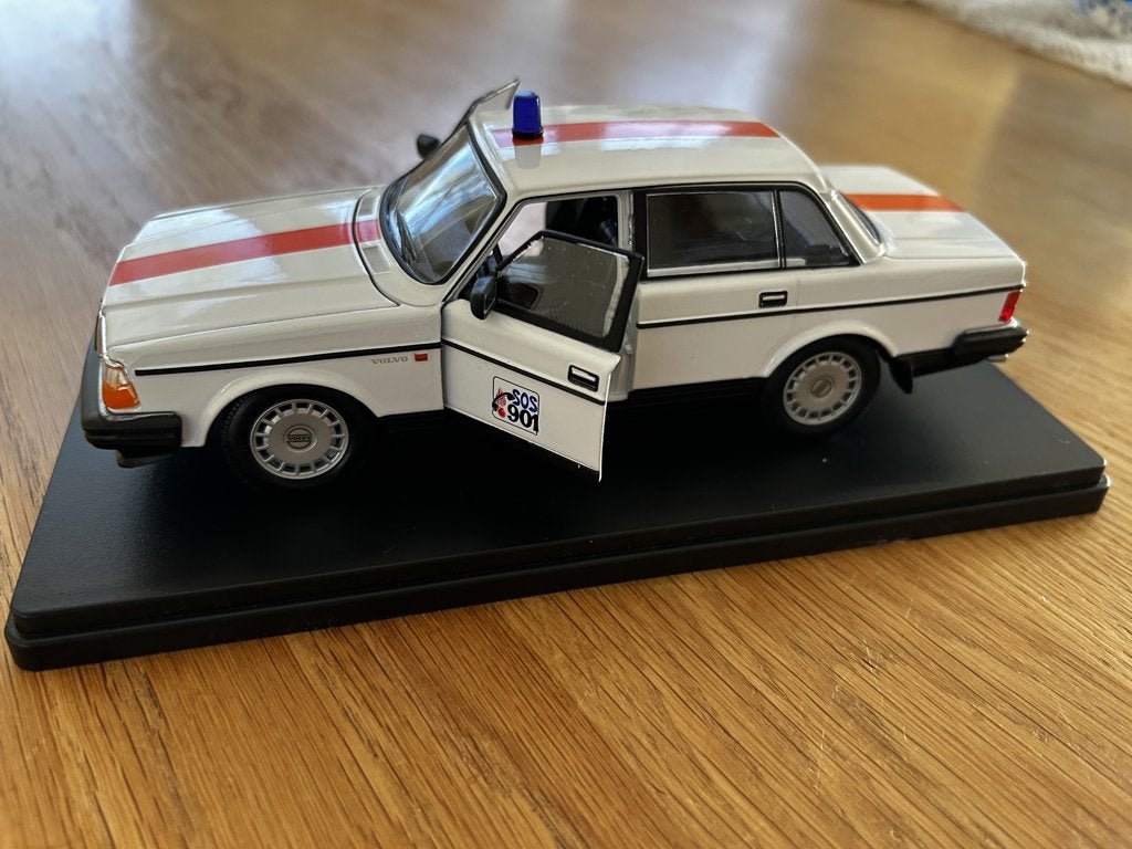 Rijkswacht Volvo 240 GL - miniatuur 1:24, Verzamelen, Militaria | Algemeen, Ophalen of Verzenden, Rijkswacht, Miniatuur of Beeldje