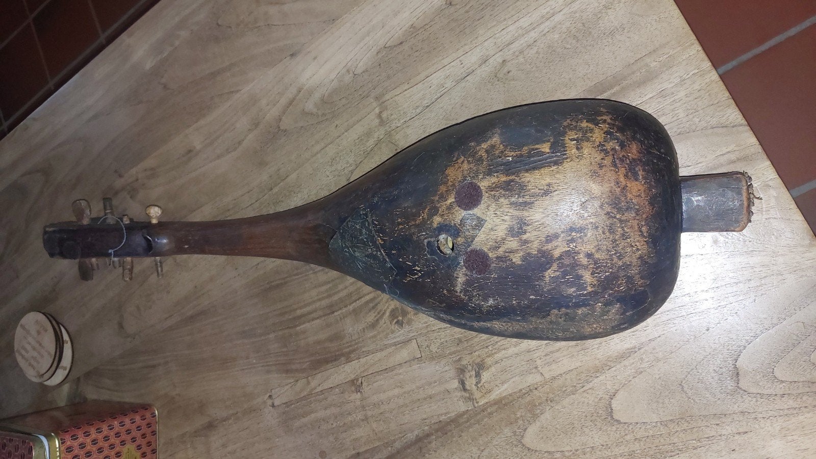 Deux vieux instruments à cordes exotiques. Enfilé avec de la, Enlèvement ou Envoi