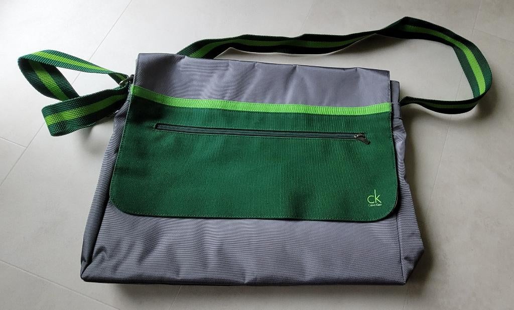 SACOCHE POUR ORDINATEUR PORTABLE/BUREAU CALVIN KLEIN, Enlèvement, Neuf, Gris, 40 à 60 cm