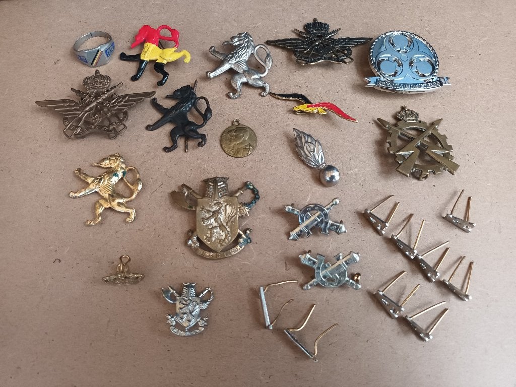 militaria memorabilia lot baret emblemen belgie, Ophalen, Landmacht, Embleem of Badge