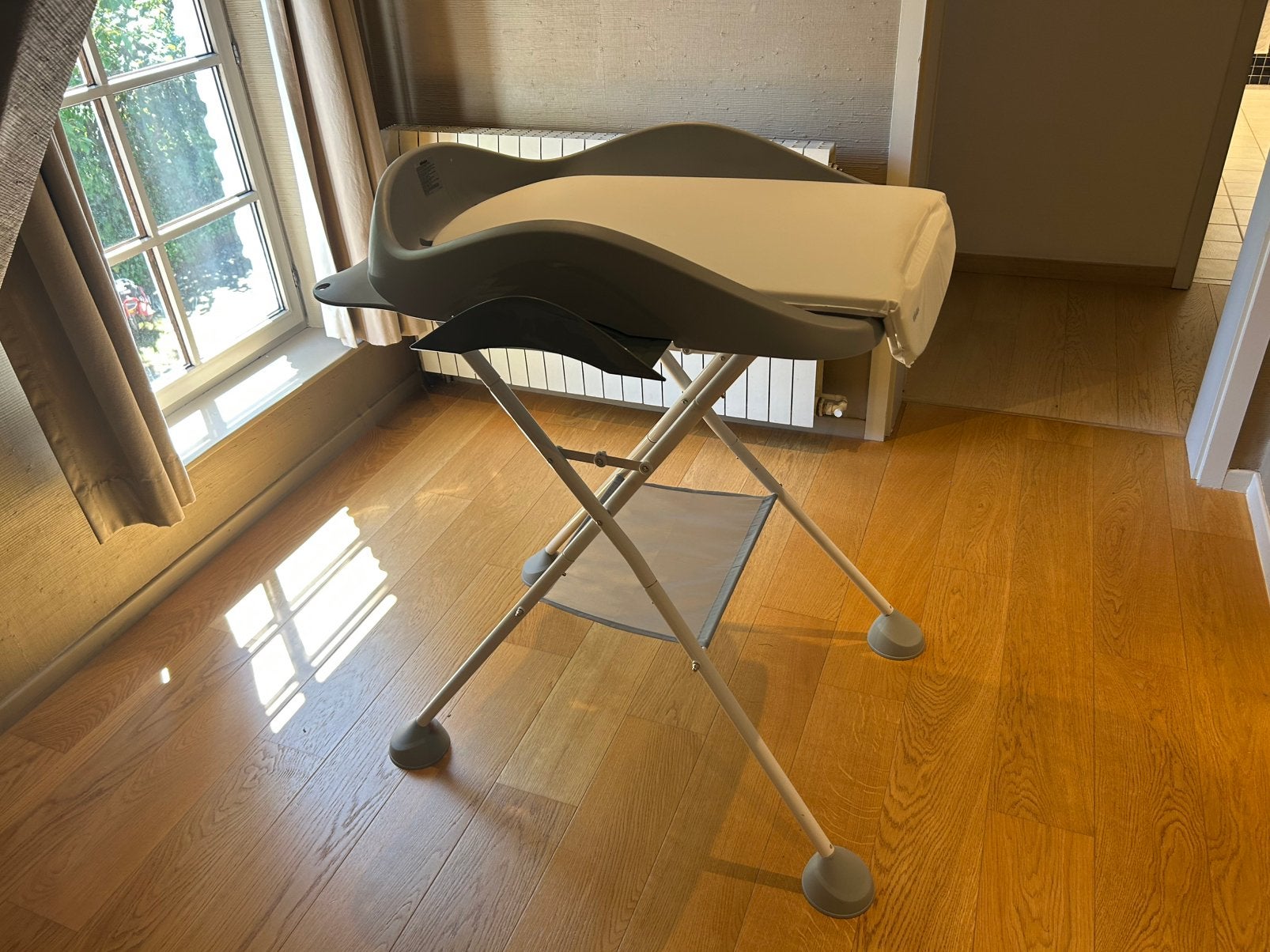 Kit baignoire et table a langer sur pieds BEABA, Enlèvement, Comme neuf, Baignoire