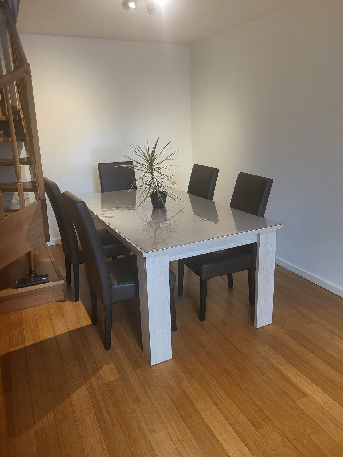 Table et 5 chaises, Enlèvement