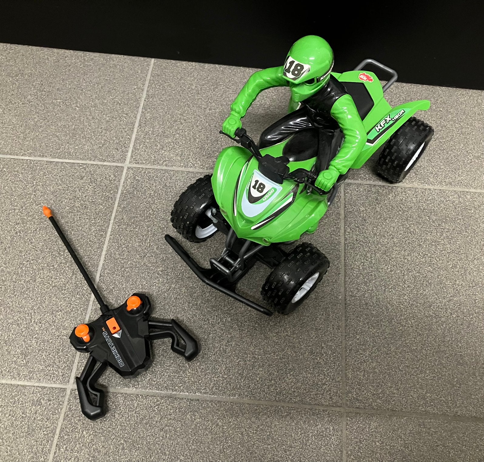 Quad radiogestuurd met afstandsbediening, Ophalen of Verzenden, Zo goed als nieuw, Afstandsbediening