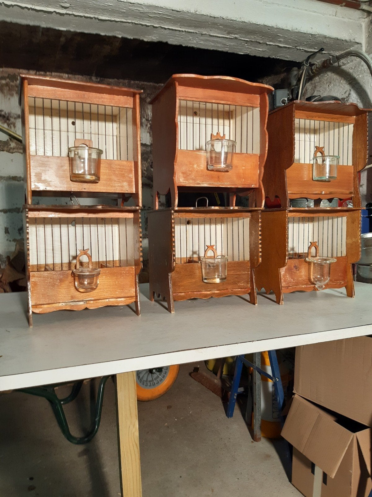 Coffres à pinson ou cage de chant avec abreuvoir en verre., Enlèvement, Utilisé, Bois, Cage à oiseaux