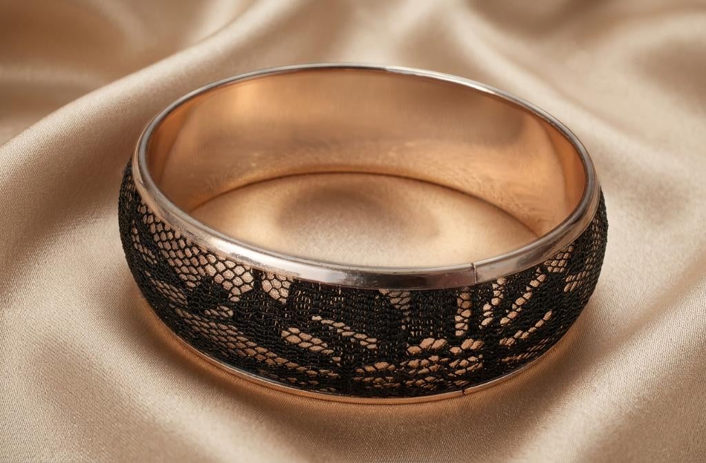 cuff armband vintage goud met zwart kant, Bijoux, Sacs & Beauté, Bracelets, Neuf, Autres matériaux, Noir, Enlèvement ou Envoi
