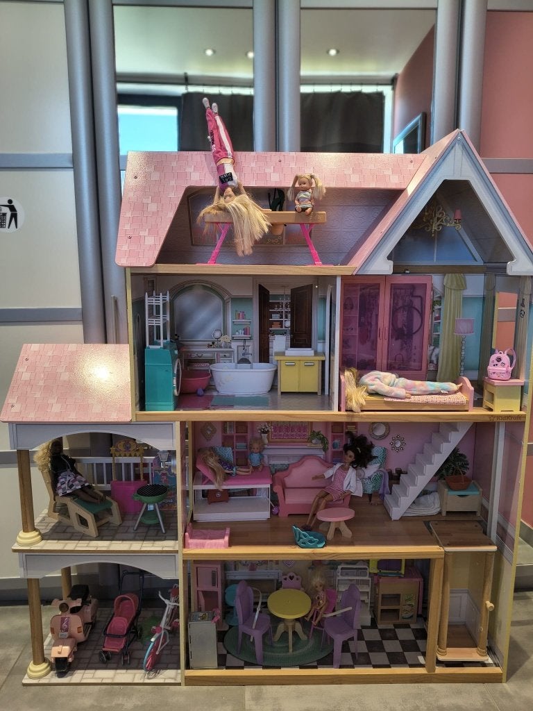 Groot barbiehuis + veel extra speelgoed, Enfants & Bébés, Jouets | Maisons de poupées, Utilisé, Accessoires, Enlèvement