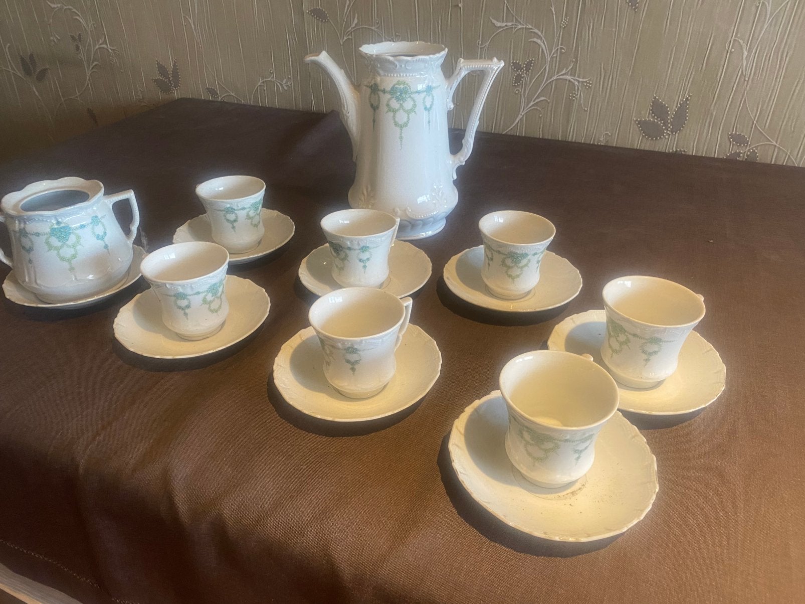 Antieke koffietassen en ondertassen en koffiepot, Ophalen