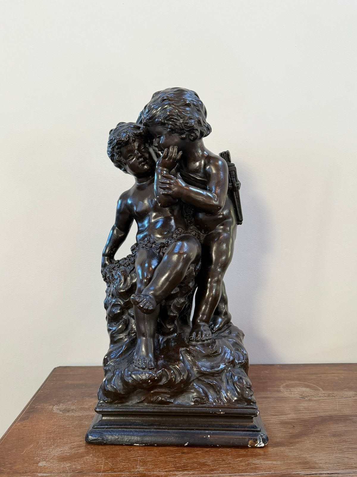 Groot decoratief beeld twee kinderen, Ophalen, Zo goed als nieuw, Kunststof, Massief