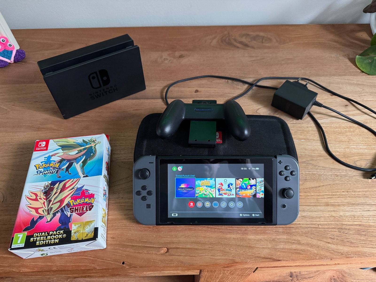 Nintendo switch + pokemon sword/shield met steelcase., Enlèvement ou Envoi, Comme neuf