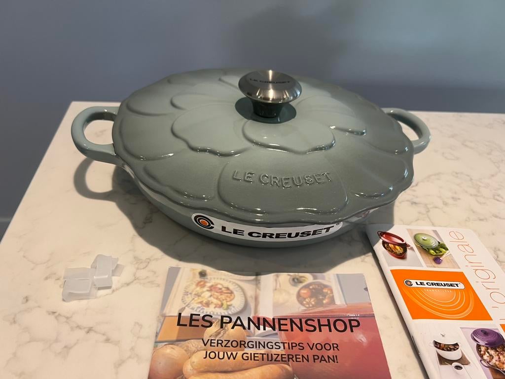 Nouveau sel de mer Le Creuset Petal Campagnard 26 cm, Neuf, Enlèvement ou Envoi, Poêle à frire ou Sauteuse, Plaque céramique