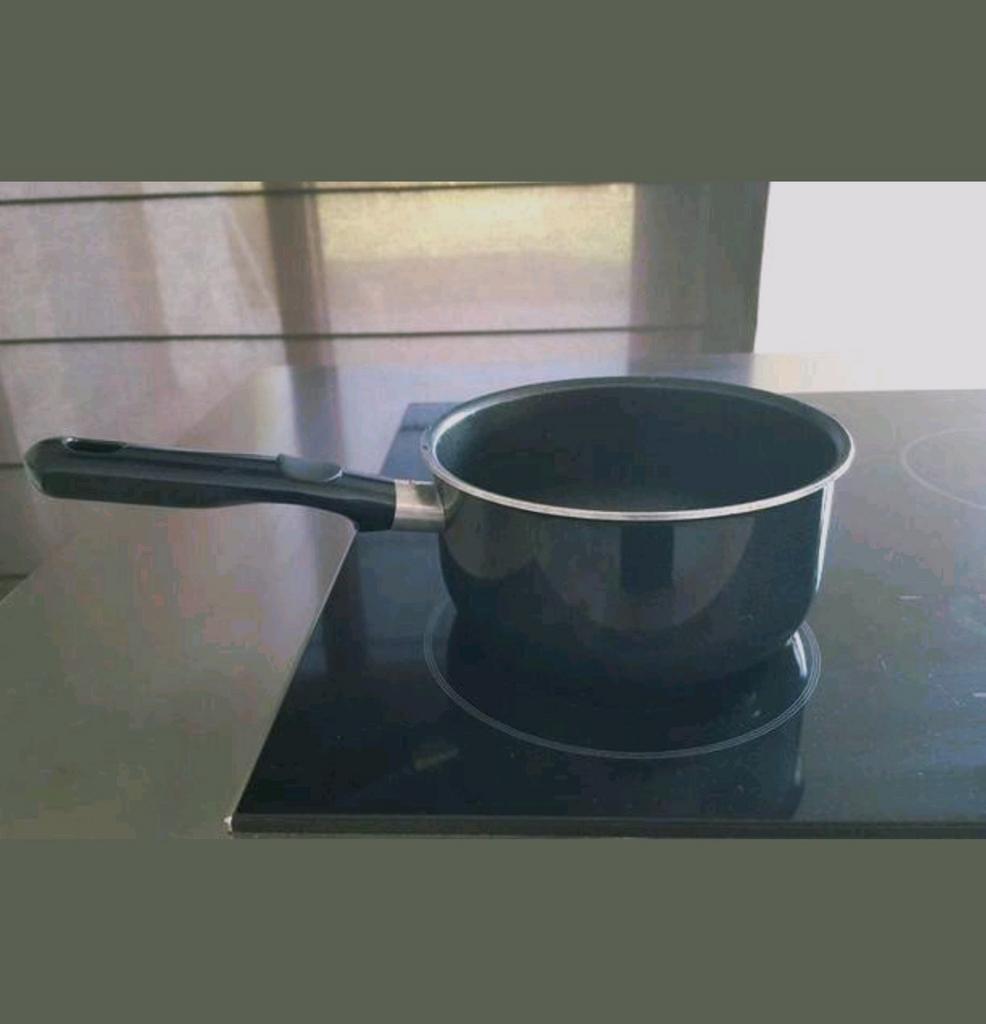 Tefal steelpan 19,5 cm diam. met anti-aanbaklaag, Huis en Inrichting, Keuken | Potten en Pannen, Zo goed als nieuw, Overige typen